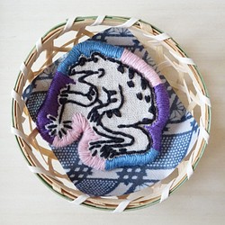 線香花火をするカエル 夏 蛙 鳥獣戯画 刺繍ブローチ 手刺繍 ワッペンブローチ 個性的 和風 1枚目の画像