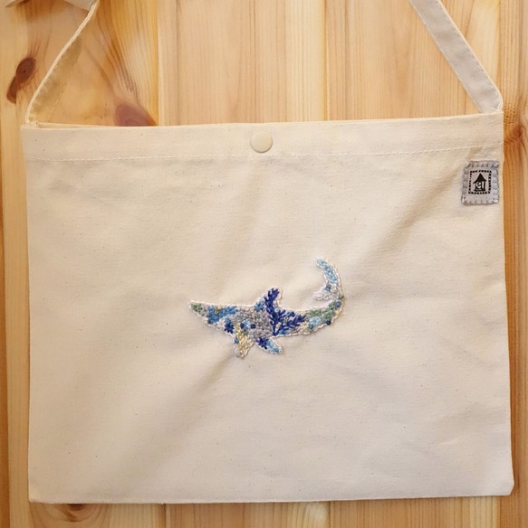 サメ刺繍サコッシュ 手刺繍 ホオジロザメ シャーク 鮫 バッグ カラフル 