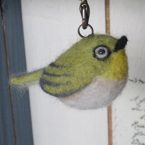 羊毛フェルトの小鳥　ストラップ　メジロ 1枚目の画像