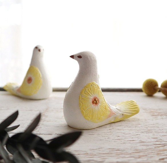 陶置物 幸せ運ぶ白い鳥 アンティーク風仕上げ／パステルレモン6 お花 リニューアル 1枚目の画像