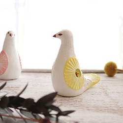 陶置物 幸せ運ぶ白い鳥 アンティーク風仕上げ／パステルレモン7 お花　リニューアル！　 1枚目の画像