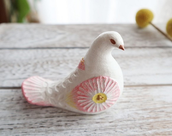 陶置物 幸せ運ぶ白い鳥 アンティーク風仕上げ／ローズピンク2　新色　お花 一点物！ 「Creema限定」 1枚目の画像