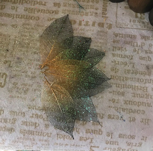 ゴージャスミニスケルトンリーフ小ブラックゴールドツートンオーロラアレンジ加工❣️ハーバリウム花材プリザーブドフラワー 1枚目の画像