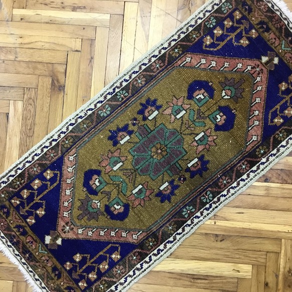 手織りトルコ絨毯 108x50cm ヴィンテージラグ 1枚目の画像