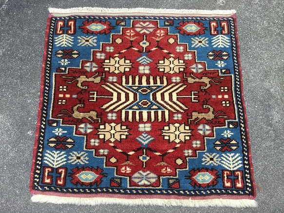 【送料無料】手織りトルコ絨毯 64x59cm ヴィンテージ ラグ 座布団サイズ 1枚目の画像