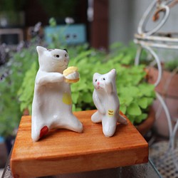 猫の親子　『ショークリームあげる』　ペア猫　白磁土で作った陶器の猫 1枚目の画像