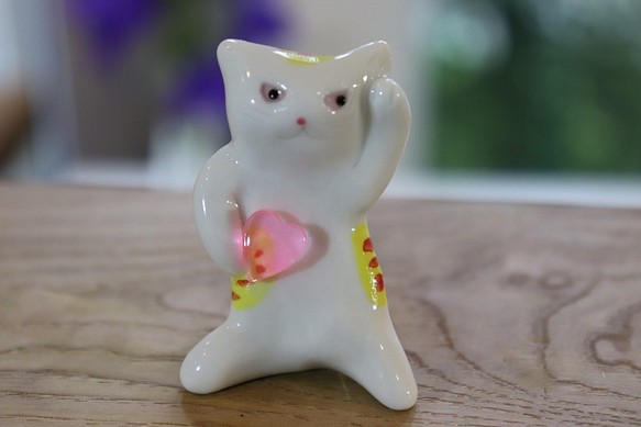 ハート招き猫　『恋愛成就祈願だニャー！』 白磁の可愛い猫の置物 1枚目の画像
