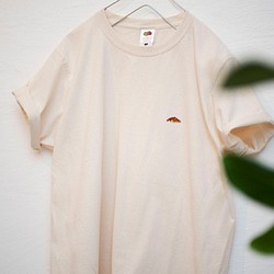 T恤衫[自然色]；羊角麵包刺繡 第1張的照片