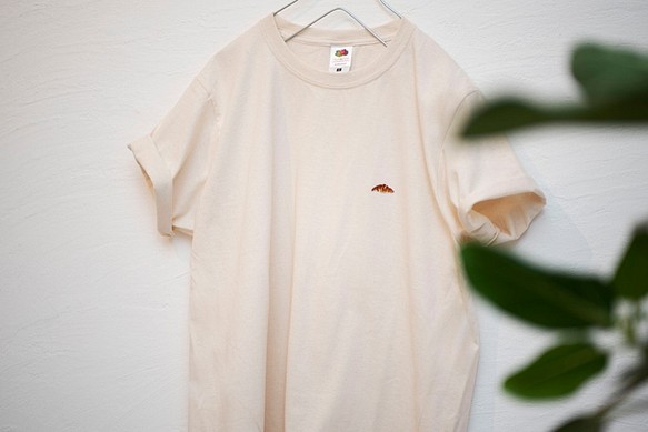 T恤衫[自然色]；羊角麵包刺繡 第1張的照片