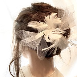 チュールと羽根のヘッドドレス／結婚式　髪飾り 1枚目の画像