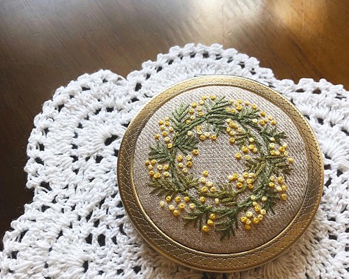 手刺繍＊お花の刺繍コンパクトミラー ミモザ /お洒落なお友達への