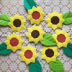折り紙 小さな2種類の黄色の向日葵 ひまわり 壁面飾り 1枚目の画像