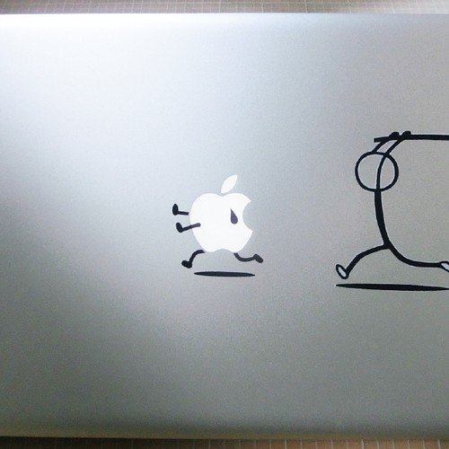 逃げるリンゴ Mac Book Pro 用ステッカー Iphoneケース カバー K W Design Lab 通販 Creema クリーマ ハンドメイド 手作り クラフト作品の販売サイト