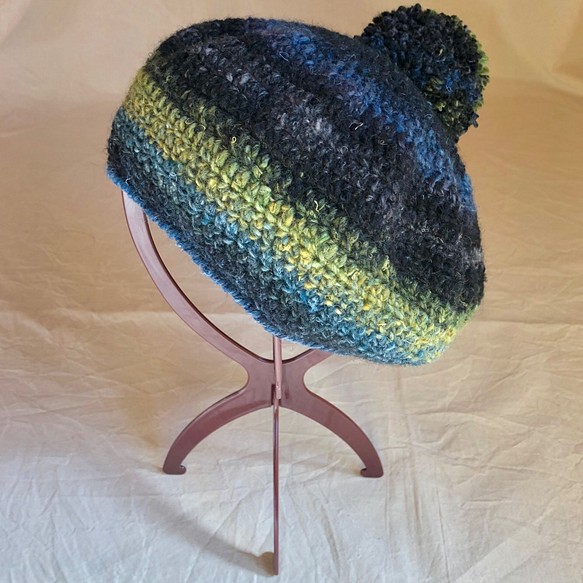 寒い季節に、おしゃれなクロシェのポンポン付きベレー帽 1枚目の画像