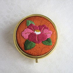 日本刺繍【つばき】絹のアクセサリーケース（ミラー付き） Gold 　 ◆金茶色◆  刺繍 手刺繍 花刺繍 伝統工芸 1枚目の画像