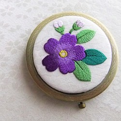 日本刺繍【青紫の花】コンパクトミラー   AG 1枚目の画像