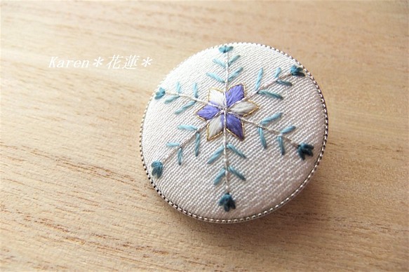 ◆送料無料◆日本刺繍【雪の結晶】のブローチ 1枚目の画像