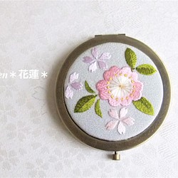日本刺繍 【桜の花】コンパクトミラー AG  ◆ライトグレー◆ 1枚目の画像
