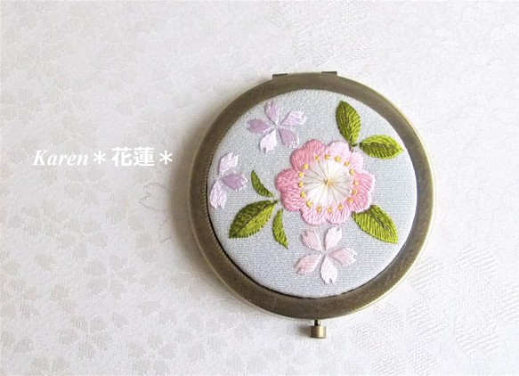 日本刺繍 【桜の花】コンパクトミラー AG  ◆ライトグレー◆ 1枚目の画像