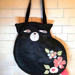 トートバッグ　“猫さんそのもの”バッグ　黒猫　お花アップリケ  リネン細番手 1枚目の画像