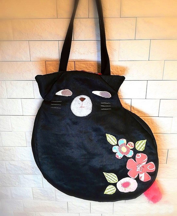 トートバッグ　“猫さんそのもの”バッグ　黒猫　お花アップリケ  リネン細番手 1枚目の画像