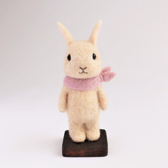 羊毛フェルト人形　ウサギ　アイボリー（グレイッシュピンクスカーフ） 1枚目の画像