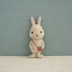 ウサギ（ピンクポシェット）　羊毛フェルトブローチ 1枚目の画像
