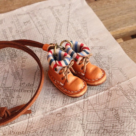 小さな革ブーツのネックレス｜マロン裏地付 1枚目の画像