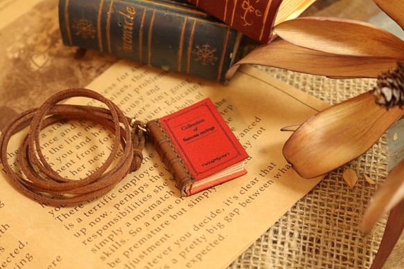 小さな本のネックレス｜ストロベリー 1枚目の画像