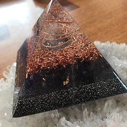ピラミッド型オルゴナイト 1枚目の画像