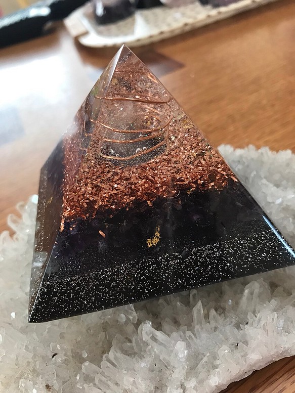 ピラミッド型オルゴナイト 1枚目の画像