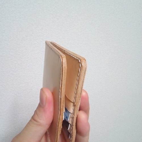 送料無料】ヌメ革のカード6枚収納+αタイプのマネークリップ ミニ財布 