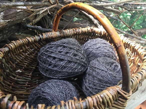 糸車で紡いだシェットランドウールの毛糸（色：グレー、１玉50ｇ、針