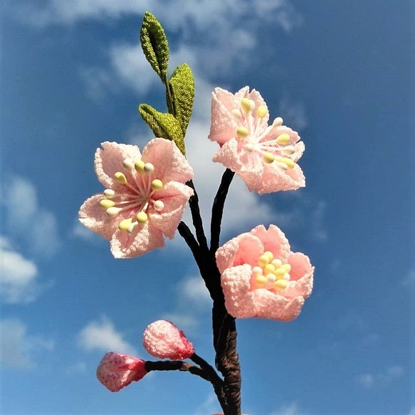SALE♪キリリと可愛く美しく桜の枝が1本ブローチ＊つまみ細工＊ 1枚目の画像