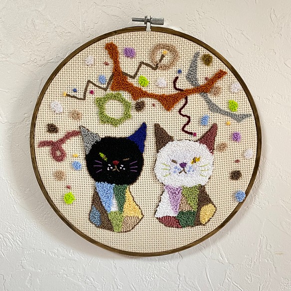 刺繍枠22.5cm「黒猫と白猫」 emmanuelfranca.com.br