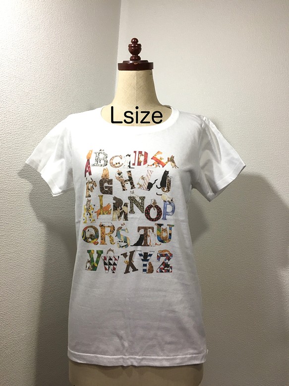 レディースTシャツ(Lサイズ)-『アルファベットとネコ』(ホワイト) 1枚目の画像