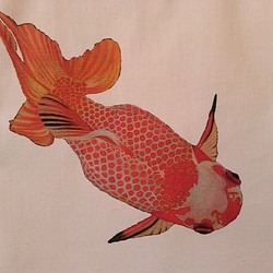 金魚プリントの帆布ぺたんこバッグ（和蘭獅子頭・下向き） 1枚目の画像