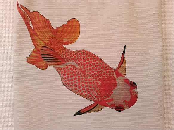 金魚プリントの帆布ぺたんこバッグ（和蘭獅子頭・下向き） 1枚目の画像
