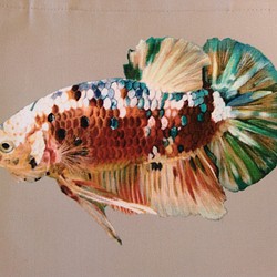 熱帯魚プリントのぺたんこバッグ（ベタ・プラカット・ギャラクシー） 1枚目の画像