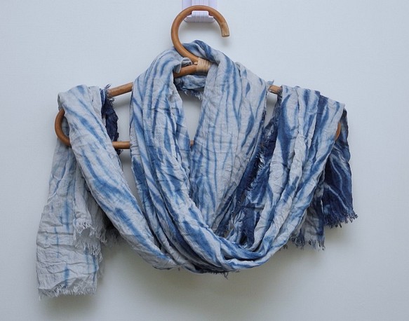 天然手工藍染條紋寬圍巾 第1張的照片