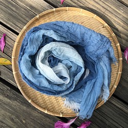天然手工藍染漸層寬圍巾 第1張的照片