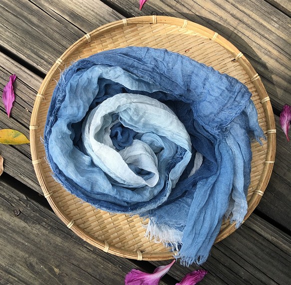 天然の手作りブルー染めグラデーションワイドスカーフ 1枚目の画像