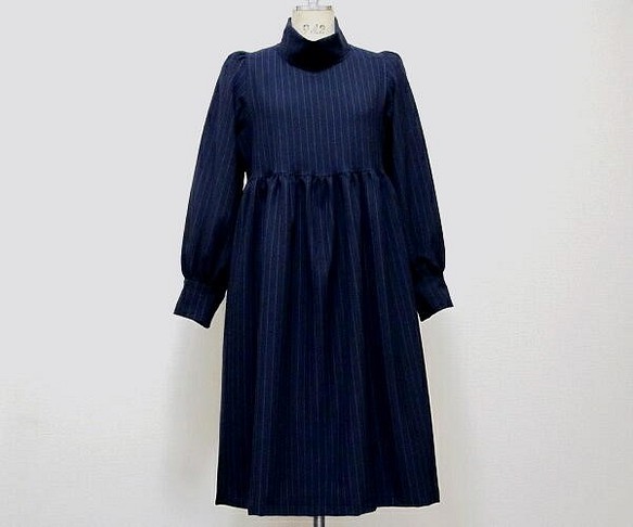 羊毛·細條紋·高領長連衣裙N 第1張的照片
