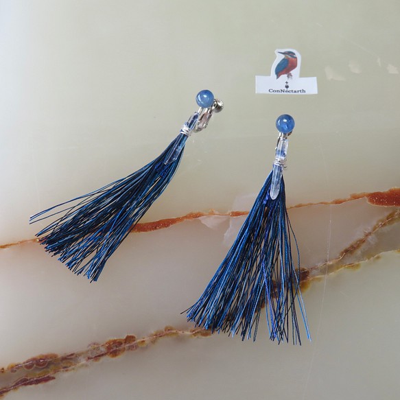 カイヤナイトと紺碧の風／絹糸タッセルのイヤリング 1枚目の画像