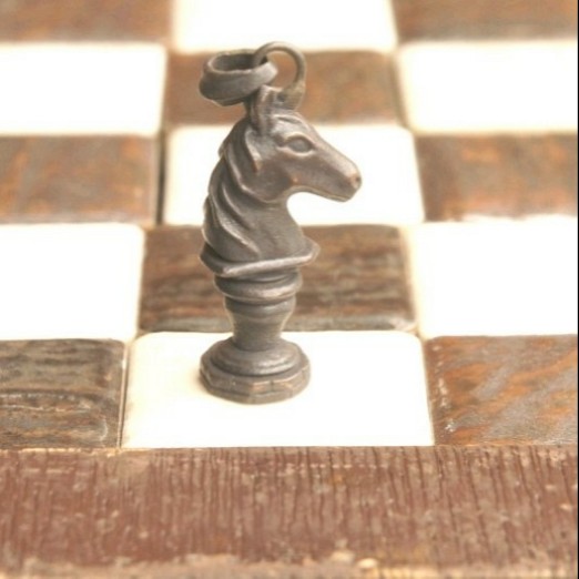 【送料無料 】チェス ナイトの駒のペンダントトップ 1枚目の画像