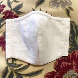 ダブルガーゼ　普通サイズ立体マスク　フィルターポケット付き　白✖️ベージュ水玉 1枚目の画像