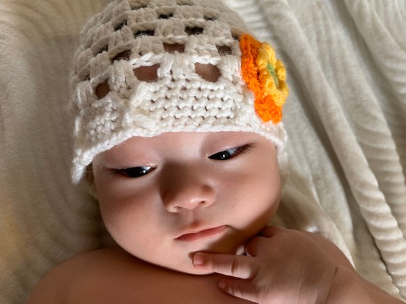 赤ちゃん　ベビー　帽子　お花のデザイン　白　ホワイト 1枚目の画像