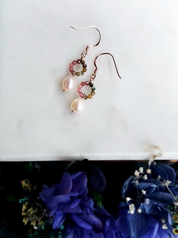 【水晶花園】碧璽‧珍珠‧925銀白K玫瑰金設計款耳環 第1張的照片