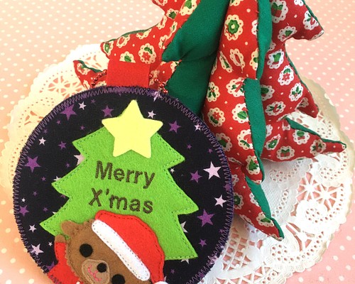 フェルトの名札★わんこサンタの楽しいクリスマス★児童館や保育実習に★彡保育園　幼稚園バッジ　ワッペン名入れします　犬