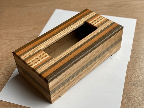 北海道産 天然埋もれ木の 寄木細工ティッシュケース 完全無着色の無垢材で 一品一品微妙な色合いの違いがあります 1枚目の画像
